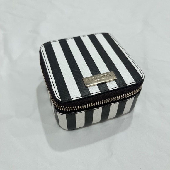 Henri Bendel Centennial Stripe Jewelry case - Picture 2 of 6